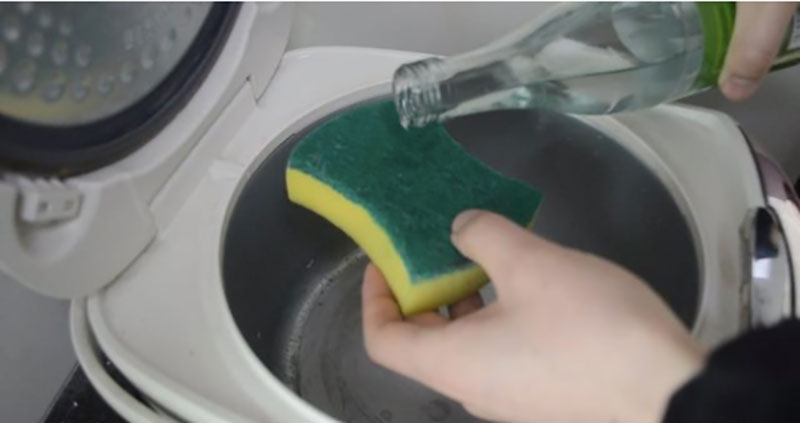 Có thể bạn chưa biết, vệ sinh ở vị trí này của nồi cơm điện sẽ tiết kiệm cả triệu tiền điện mỗi năm